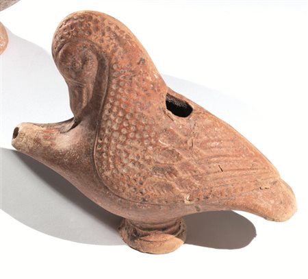 Guttus a forma di ocaMateria e tecnica: argilla figulina camoscio; vernice...