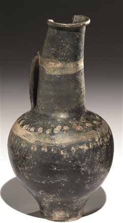 Oinochoe a cartoccio Materia e tecnica: argilla figulina rosata, vernice...