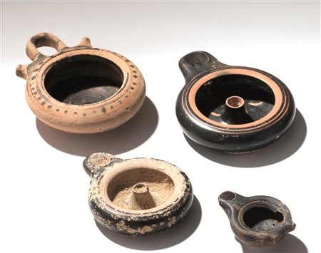 Exaleiptron e tre lucerne Materia e tecnica: argilla nocciola-camoscio e...