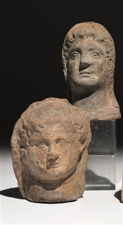 &nbsp;Due teste fittili maschiliMateria e tecnica: impasto rosato ricco di...