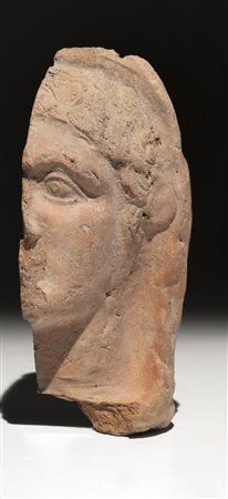 Testa fittile maschile votivaMateria e tecnica: impasto rosato, ingubbiatura...