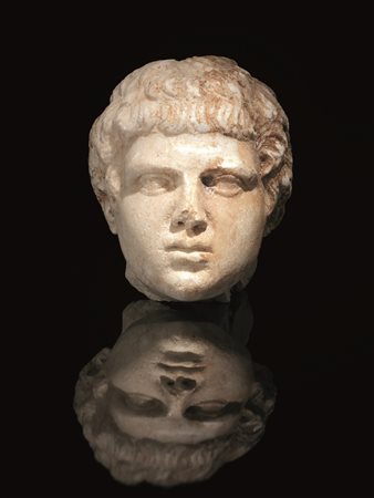 Testa di giovaneMateria e tecnica: marmo bianco a grana fine scolpito e...