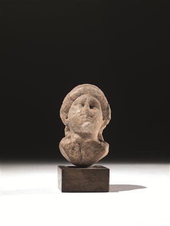 Testina femminileMateria e tecnica: marmo bianco a grana media, scolpito,...