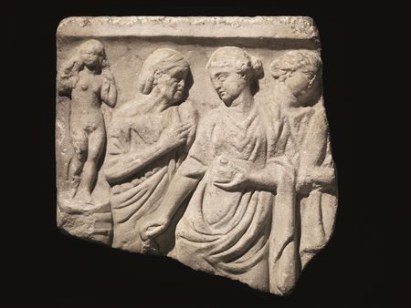 Bassorilievo in marmoMateria e tecnica: marmo bianco a grana media, scolpito...