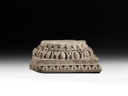 Parte di capitelloMateria e tecnica: marmo bianco a grana fine, inciso...