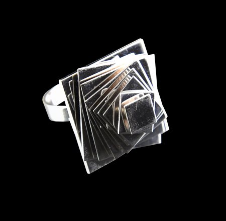 Pol Bury (1922 - 2005) ANELLO PIRAMIDE in oro bianco 18kt, cm 4x2,5x2,5, gr....