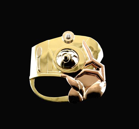 Valerio Adami (1935) PHOTOGRAPHY spilla-ciondolo in oro giallo, oro bianco e...