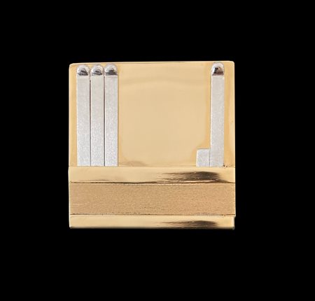 Raymond Hains (1926 - 2005) SPILLA-CIONDOLO. SEITA 1 in oro giallo e bianco...