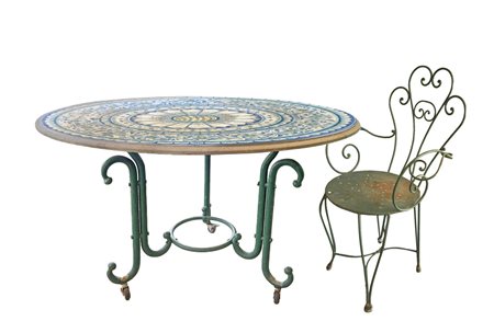 Tavolo rotondo in pietra lavica e n.4 sedie in ferro battuto. , 20° secolo
