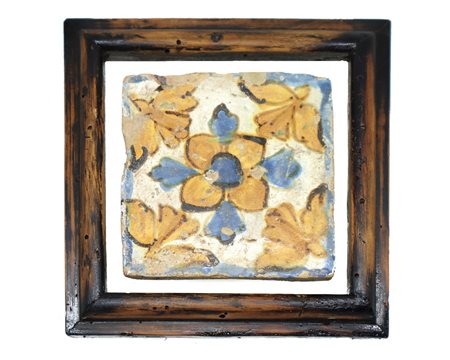 Tozzetto in maiolica di Caltagirone, con decoro floreale nei toni del giallo ed azzurro, XVI secolo