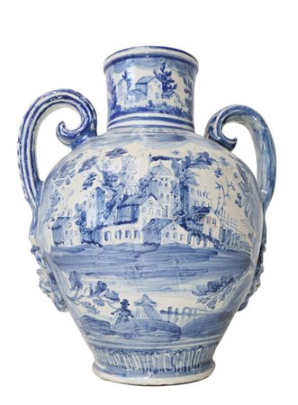 Grande anfora-brocca con manici in maiolica, Fabbrica dei Massa di Napoli, fine XVIII/inizi XIX secolo. In monocromia blu su fondo bianco. Decorazione con castello e case. H cm 43x18x35. Restauro all'attaccatura del collo.