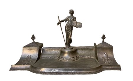 Calamaio in metallo argentato con decori a palmette lungo i bordi, Inizi twentie° secolo