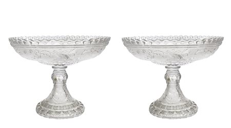 Coppia di alzate in cristallo bulinato e decorato con ramage fiori e uccelli  smerlato alla bocca