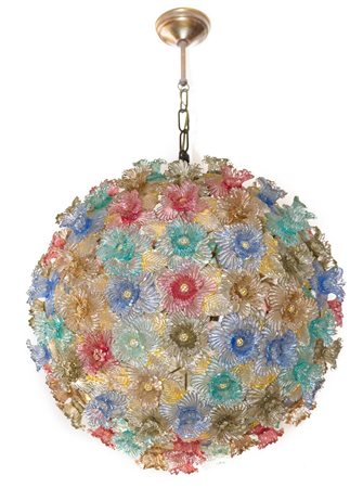 Grande lampadario in vetro di Murano, con decorazioni floreali. XX Secolo. Diametro cm 50. Piccole mancanze