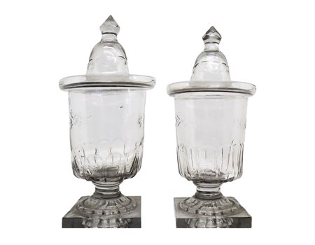 Coppia di piccoli vasi con coperchio in vetro decorato