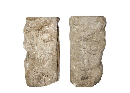 Coppia di Sculture in pietra arenaria, con raffigurazioni di volti