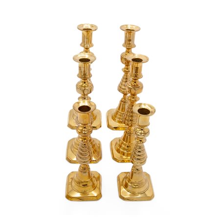 Gruppo di sei candelabri in metallo dorato 