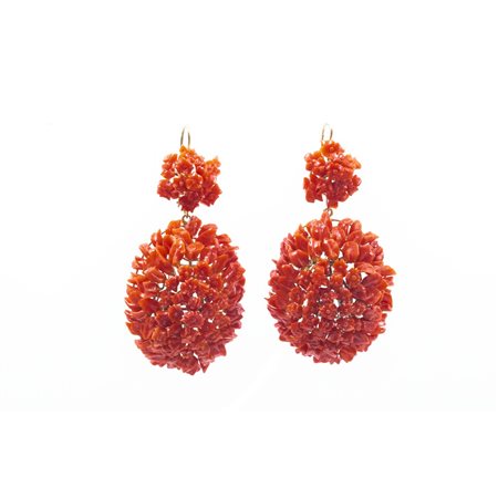 ORECCHINI in corallo lavorato a motivo floreale e fogliaceo