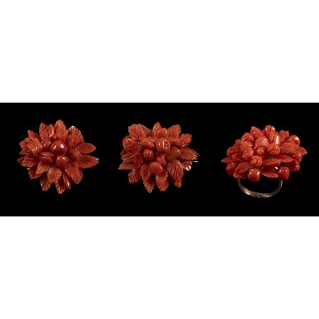 PARURE composta da anello e orecchini in oro e corallo rosso