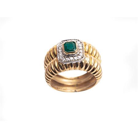 ANELLO in oro giallo 18 KT con brillanti e smeraldo