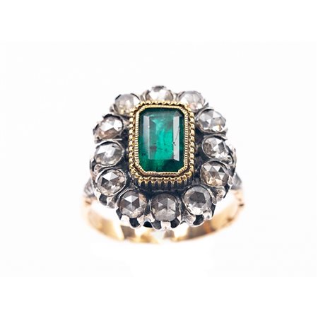 ANELLO in oro 9 KT e argento con rose coronè e smeraldo