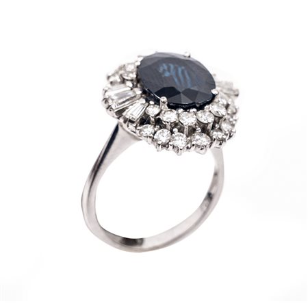 ANELLO IN ORO BIANCO 18 KT con diamanti e zaffiro centrale