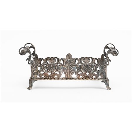 PICCOLO CENTROTAVOLA in argento sbalzato