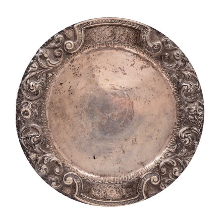 PIATTO in argento con bordo sbalzato e cesellato