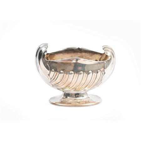 OFFICINE DI SHEFFIELD 1890 
Zuccheriera in argento sbalzato