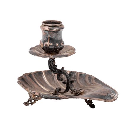 BUGIA in argento sbalzato, base a guisa di conchiglia