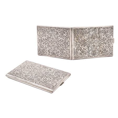 PORTASIGARETTE in argento lavorato a motivo naturalistico