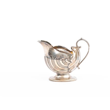 OFFICINE DI SHEFFIELD DEL 1890 
Lattiera in argento sbalzato (g. 71).