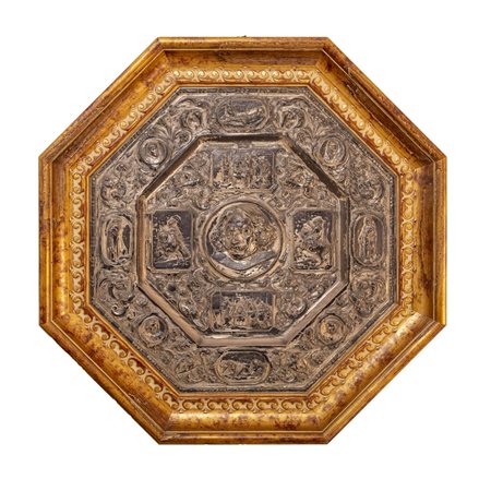 MANIFATTURA INGLESE XIX SECOLO, Piatto in metallo argentato