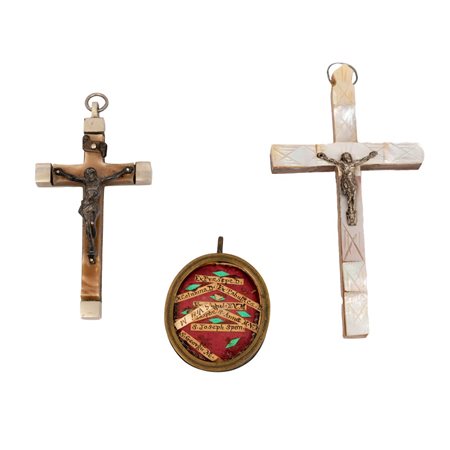TRE OGGETTI SACRI 
Due crocifissi e porta reliquie