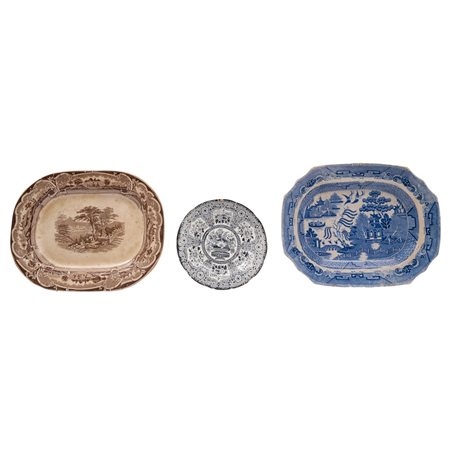 DUE VASSOI E UN PIATTO in ceramica decorata