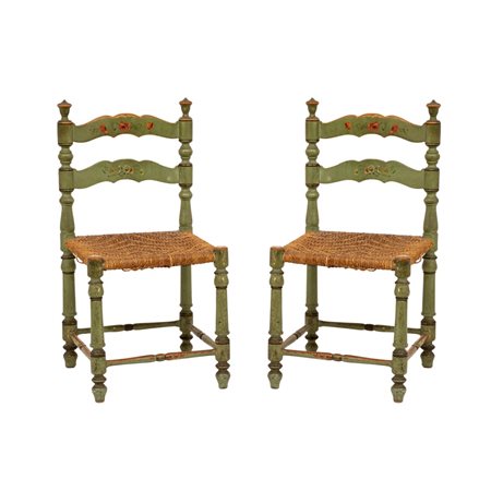 COPPIA SEDIE in legno laccato nei toni del verde e dipinto a motivo floreale e fogliaceo, seduta in corda.