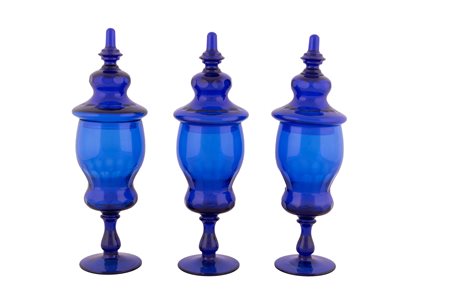  
Lotto di tre vasi da farmacia con coperchio in vetro blu molato XX secolo
vetro molato h. 34 su base circolare di 9 cm