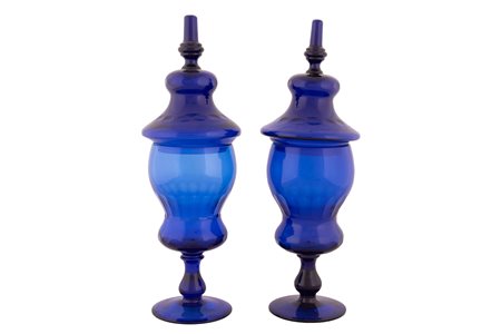  
Coppia di vasi da farmacia con coperchio in vetro blu molato XX secolo
vetro molato h. 44 cm su base rotonda 12 cm