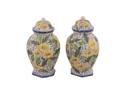  
Coppia di vasi in maiolica con coperchio decorati a motivi floreali XX secolo
 altezza cm 25