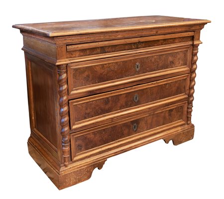  
Canterano lastronato in noce con 4 cassetti entro due colonne a torciglione sul fronte  XVIII secolo
 cm 100x127x60