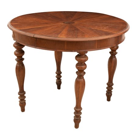  
Tavolo tondo in noce con prolunghe XIX secolo
 ø cm 100; altezza cm 78; compreso di prolunghe di cm 44 e cm 47