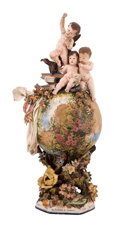  
Scultura in ceramica Savona raffigurante putti su mappamondo XX secolo
cm 67x27 