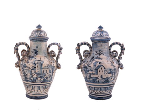  
Coppia di vasi Savona con coperchio in ceramica bianca e blu XVIII secolo
 30x20 cm