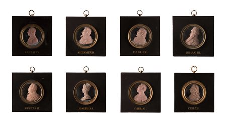  
Lotto di 8 miniature in cera con profili Re di Svezia 
 Ø cm 7,8; con cornice cm 14x14