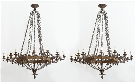  
2 Lampadari neogotici in bronzo brunito a 14 luci Inizi XX secolo
 