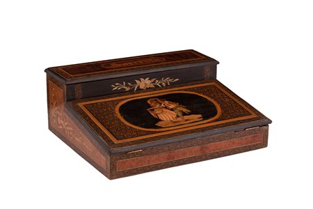  
SCRITTOIO DA VIAGGIO SORRENTINO CON DECORAZIONE CENTRALE RAFFIGURANTE BALLERINI DI TARANTELLA XIX Sec.
 cm 13x33x29