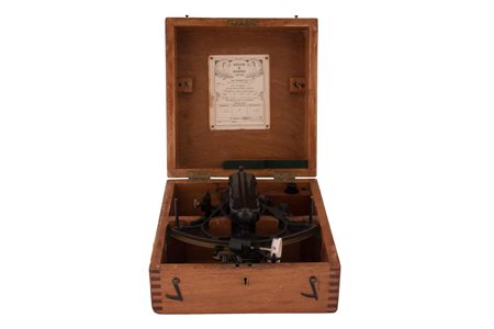  
Sestante nautico in ottone Kelvin & Hughes Limited entro cassa in legno inizi XX secolo
 cm 14x26x28