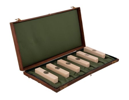  
Cofanetto in pelle contenente 6 segnacabina in osso XX secolo
 