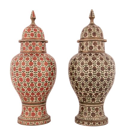  
Coppia di vasi cloissonnè con coperchio a decori floreali XIX secolo
 altezza cm 47