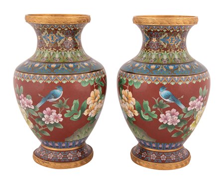  
Coppia di vasi cloissonnè decorati a motivi floreali Fine XIX secolo - inizi XX secolo
 altezza cm 31